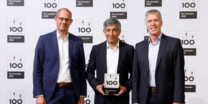 Award ceremony: Representatives of Endress+Hauser Level+Pressure receive TOP 100 trophy.