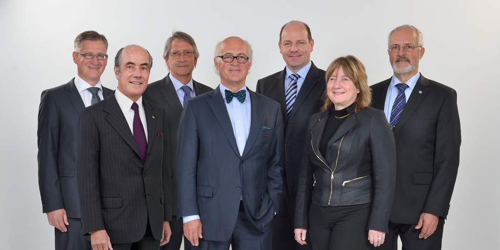 It acts simultaneously as a supervisory and advisory body. The Supervisory Board complements the work of the Executive Board
