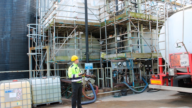 Engineer on chemical plant managing devices with the Field Xpert SMT70